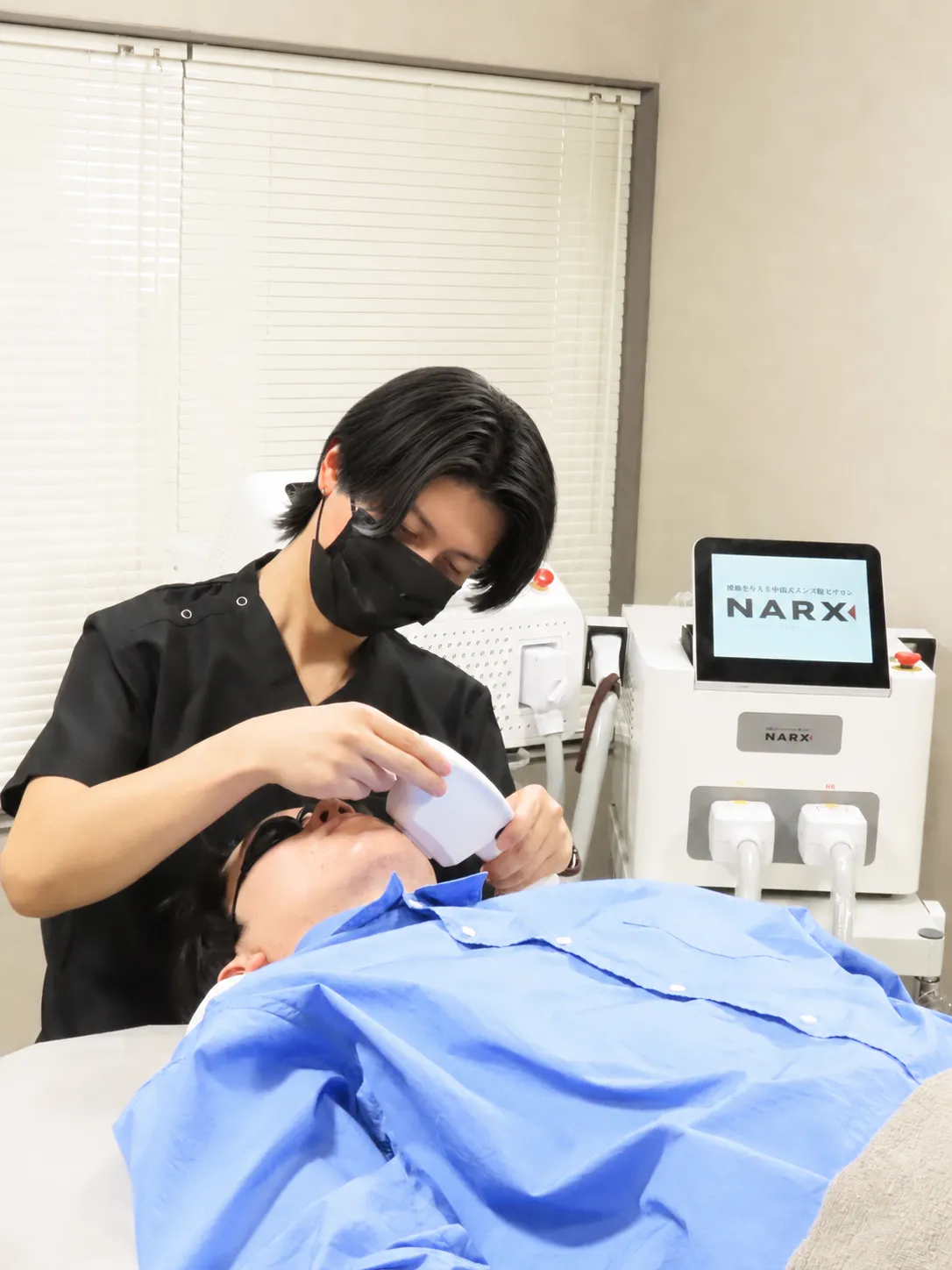 NARX 施術風景 - 中島ひろきオーナーが脱毛施術を行う様子